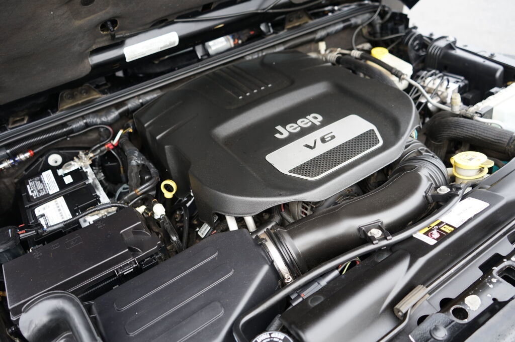 Used 2016 Jeep Wrangler Sahara w/ Connectivity Group image 11