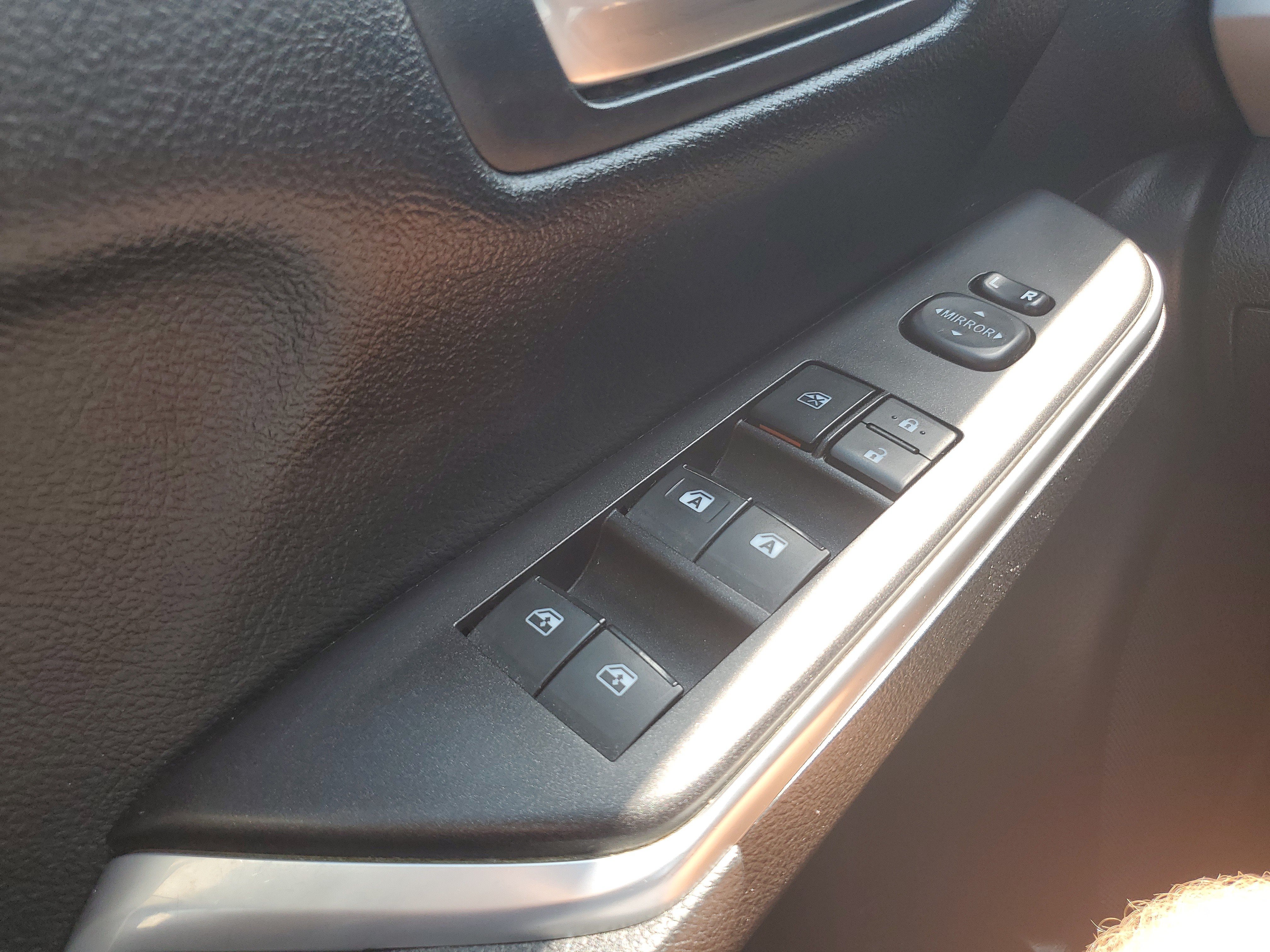 Used 2015 Toyota Camry SE w/ Moonroof Package FWD image 21