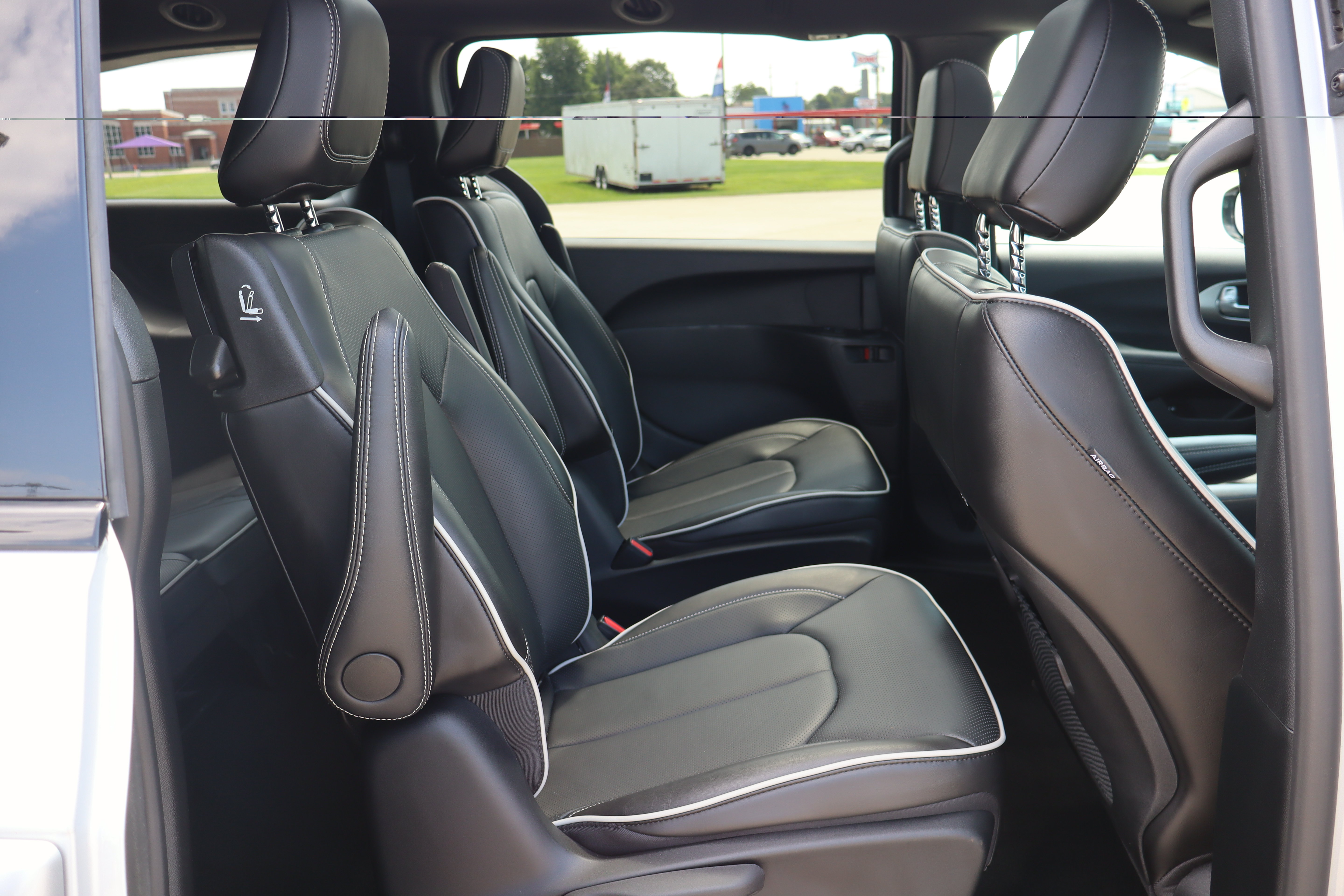 Used 2024 Chrysler Pacifica Premium FWD image 13