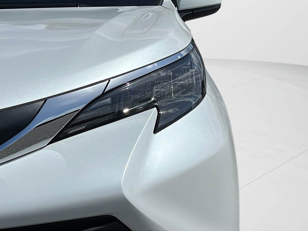 Used 2025 Toyota Sienna XLE FWD image 25