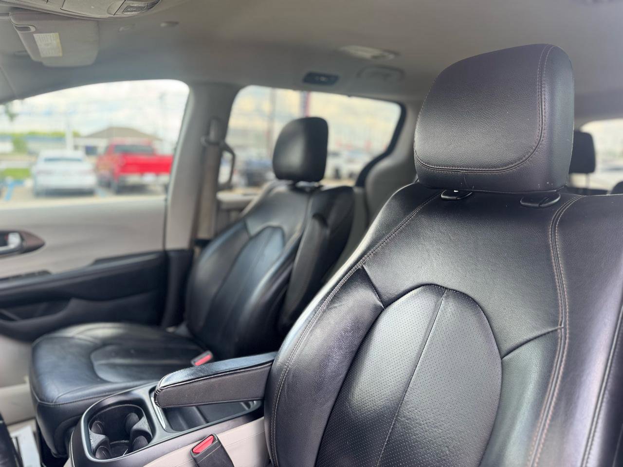 Used 2019 Chrysler Pacifica Touring-L image 33