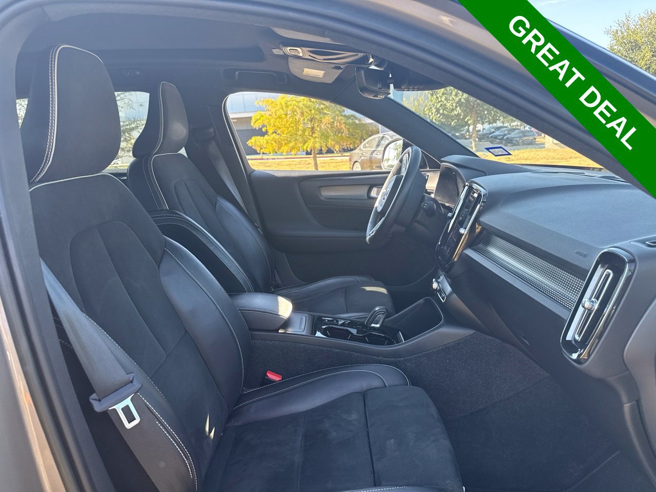 Used 2022 Volvo XC40 T4 R-Design FWD image 10