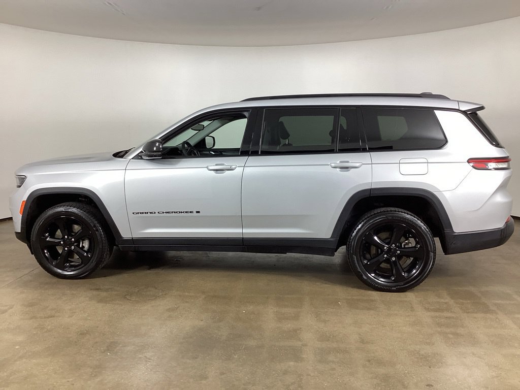 Used 2024 Jeep Grand Cherokee L Limited w/ Black Appearance Package AWD/4WD image 8