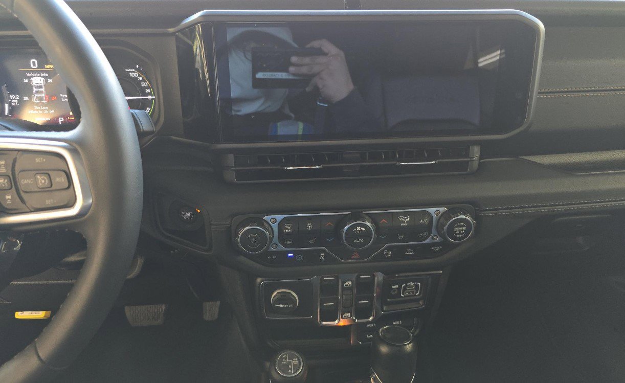 Used 2024 Jeep Wrangler Unlimited Sahara w/ Technology Group image 9