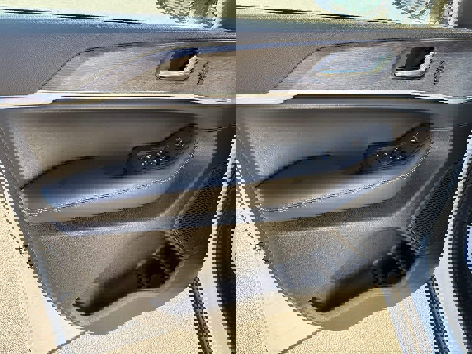 Used 2025 Jeep Grand Cherokee Limited w/ Black Appearance Package image 9