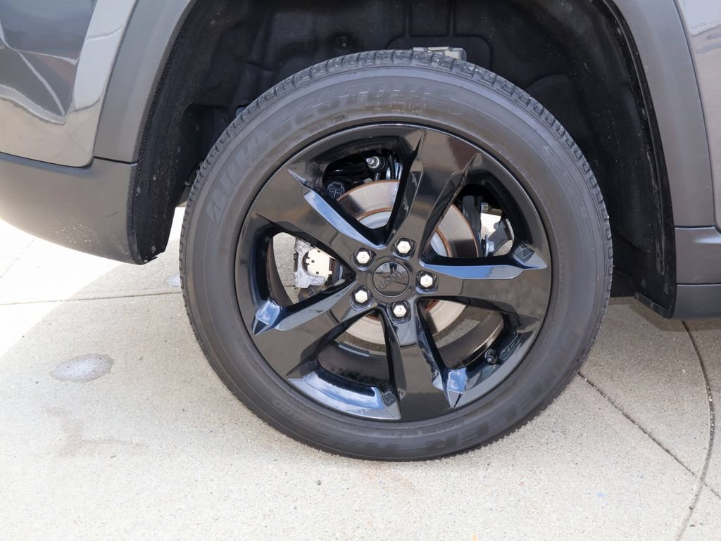 Used 2024 Jeep Grand Cherokee Altitude AWD/4WD image 9