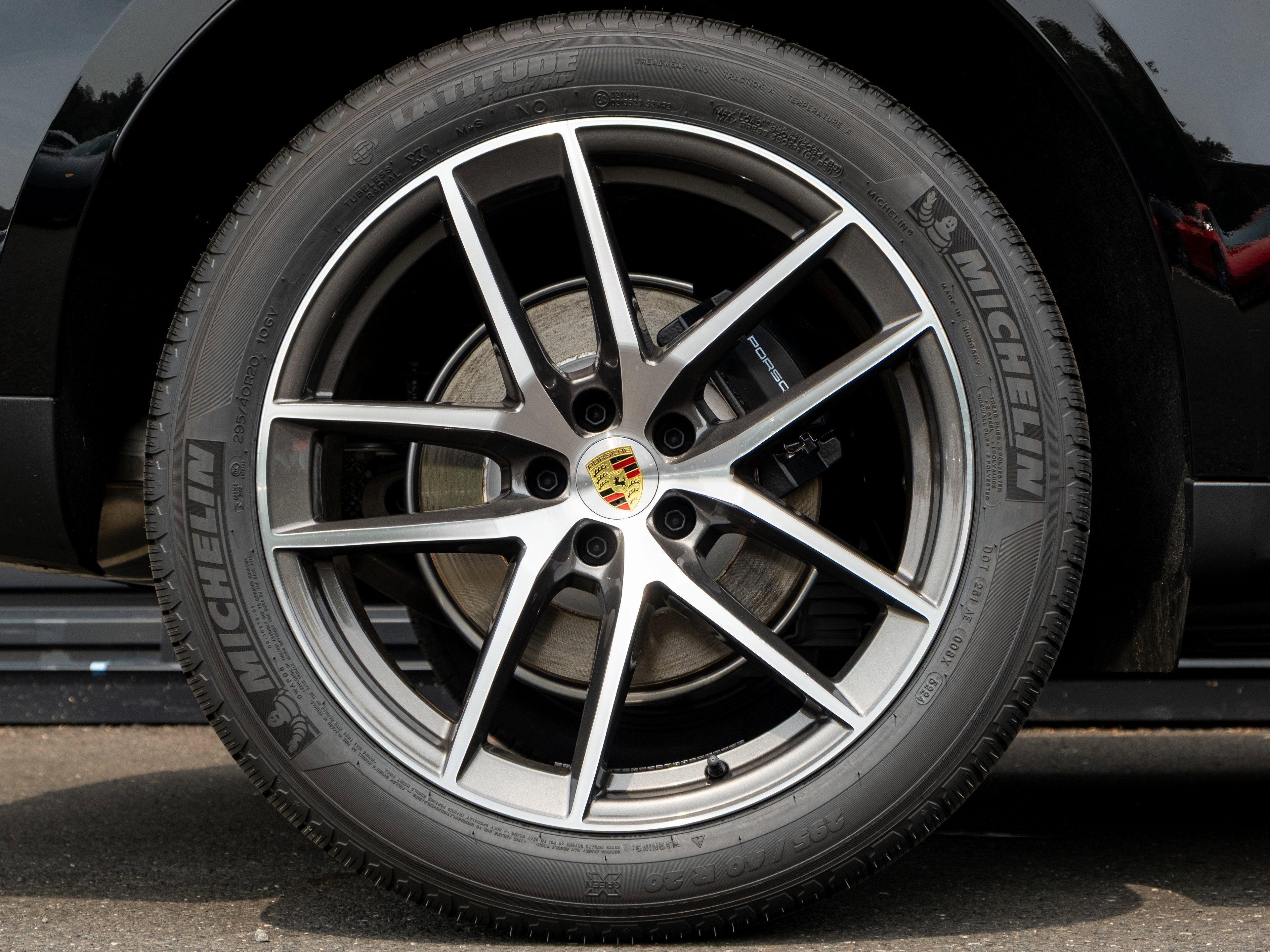 Certified 2025 Porsche Macan image 14