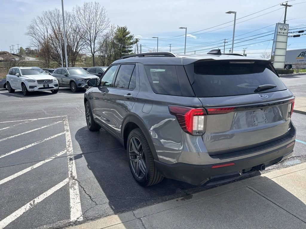 Used 2025 Ford Explorer ST-Line w/ ST-Line Street Pack AWD/4WD image 7
