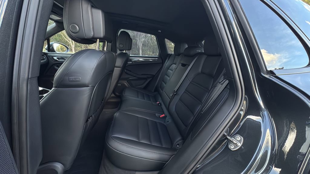 Certified 2025 Porsche Macan image 16