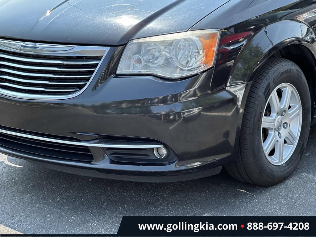 Used 2012 Chrysler Town & Country Touring FWD image 6