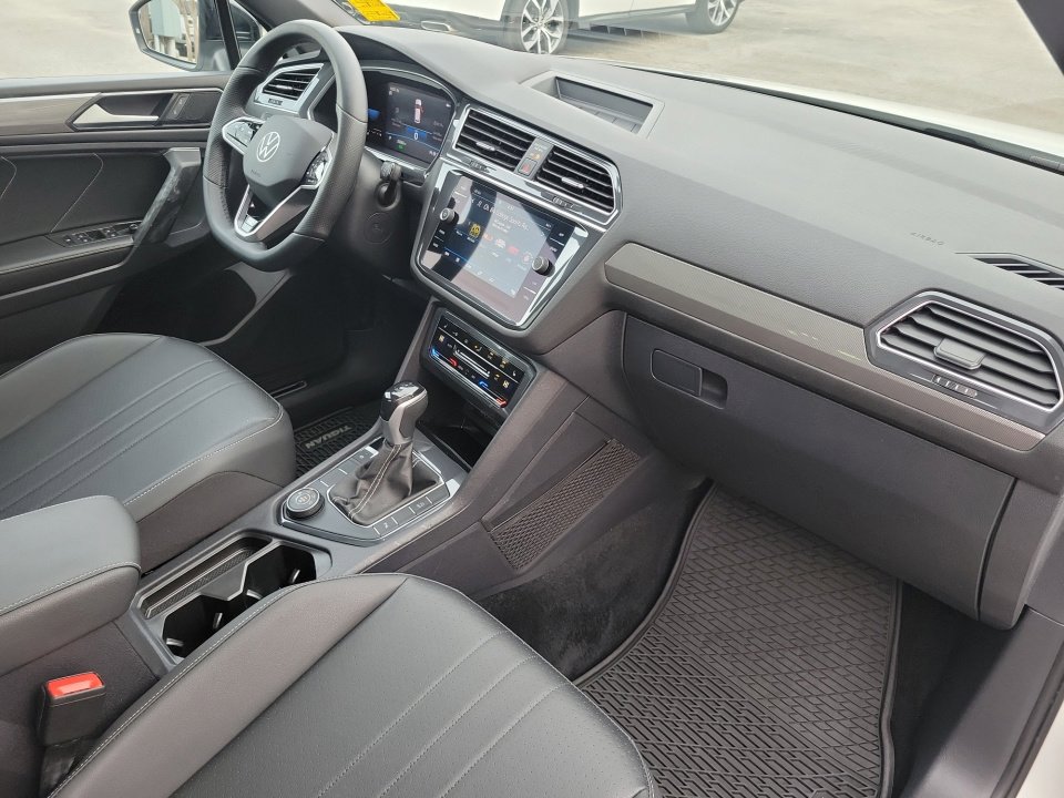 Certified 2023 Volkswagen Tiguan SE R-Line image 32