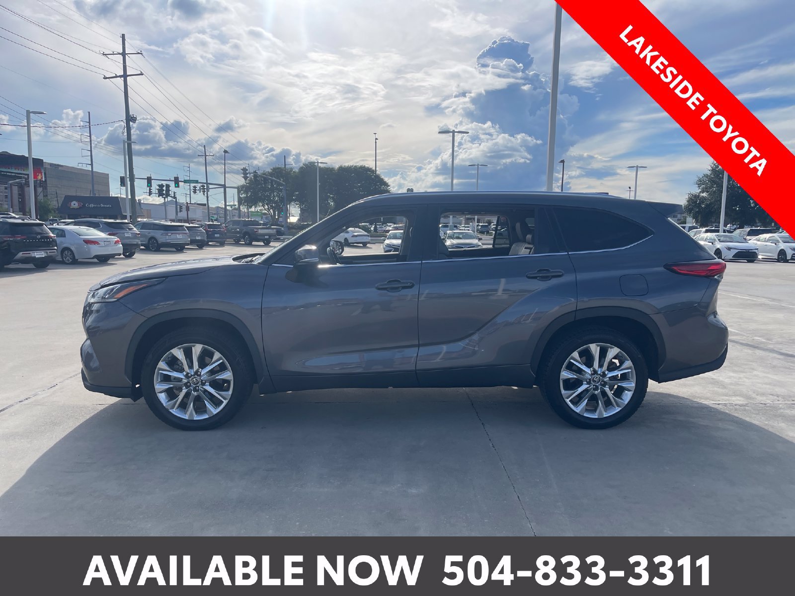 Used 2023 Toyota Highlander Limited FWD image 2