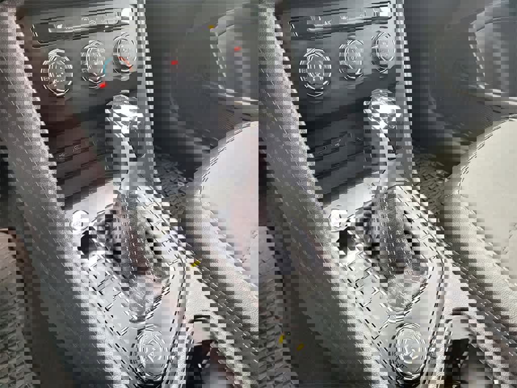 Used 2022 Volkswagen Taos SE w/ Panoramic Sunroof Package image 16