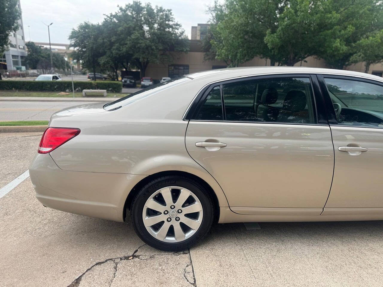Used 2006 Toyota Avalon XLS FWD image 9