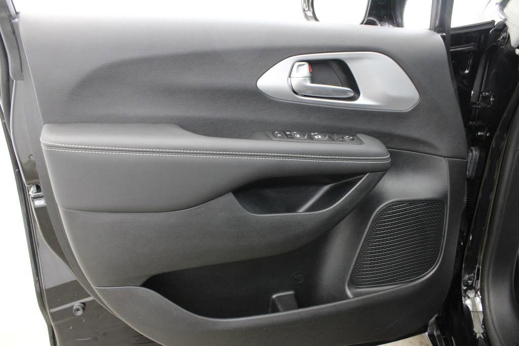 Used 2024 Chrysler Pacifica Touring image 15