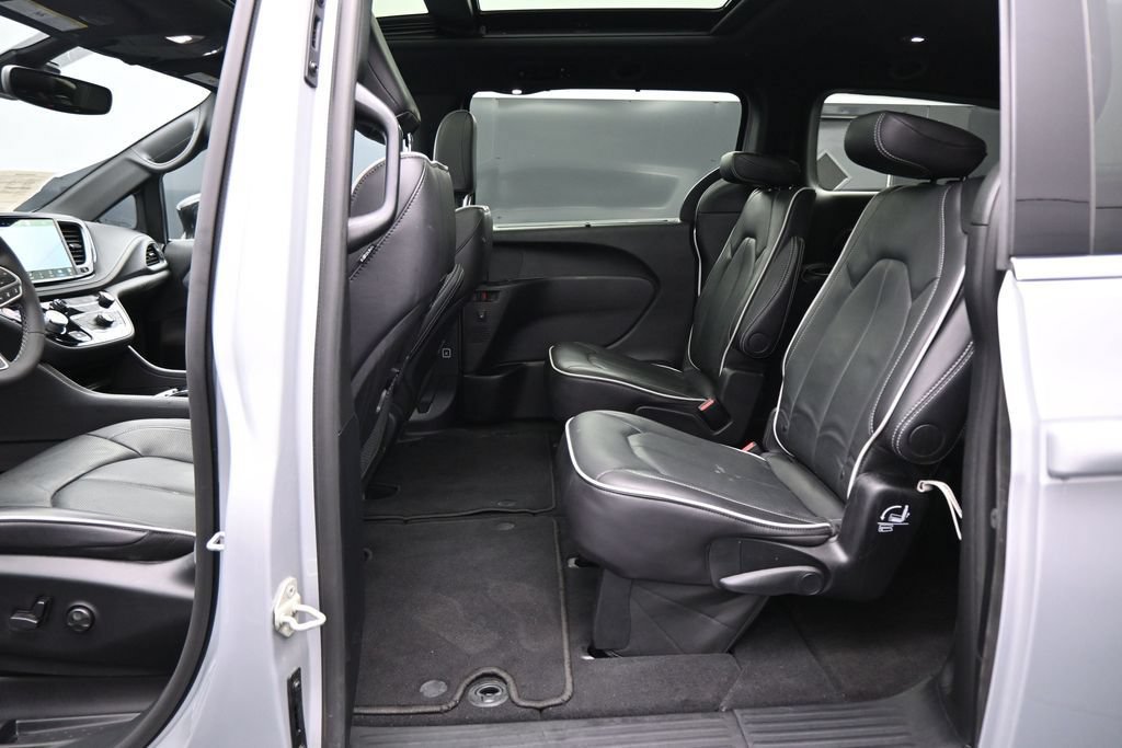 Used 2026 Chrysler Pacifica Limited FWD image 25