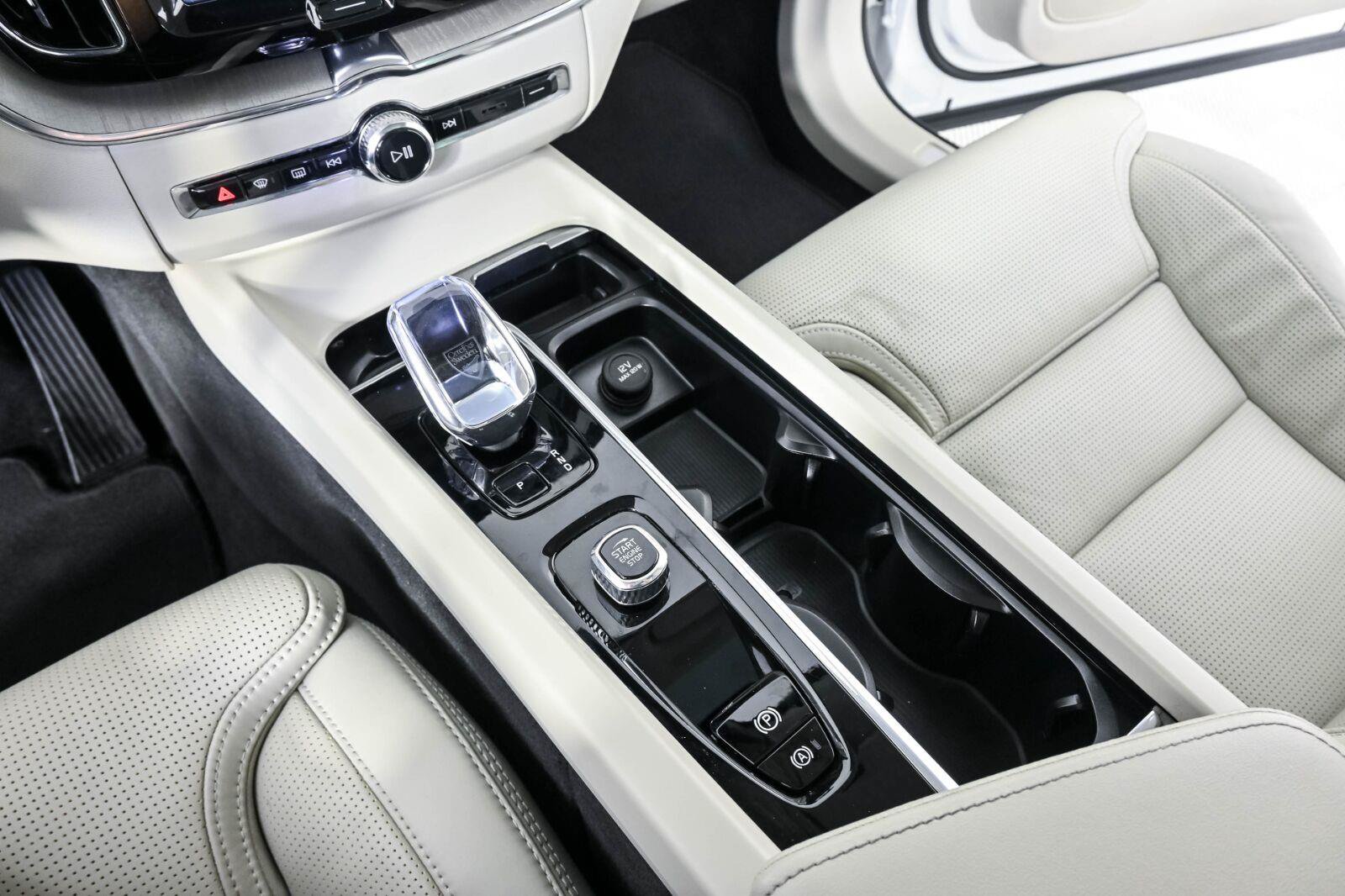 Certified 2023 Volvo XC60 B5 Ultimate FWD image 18