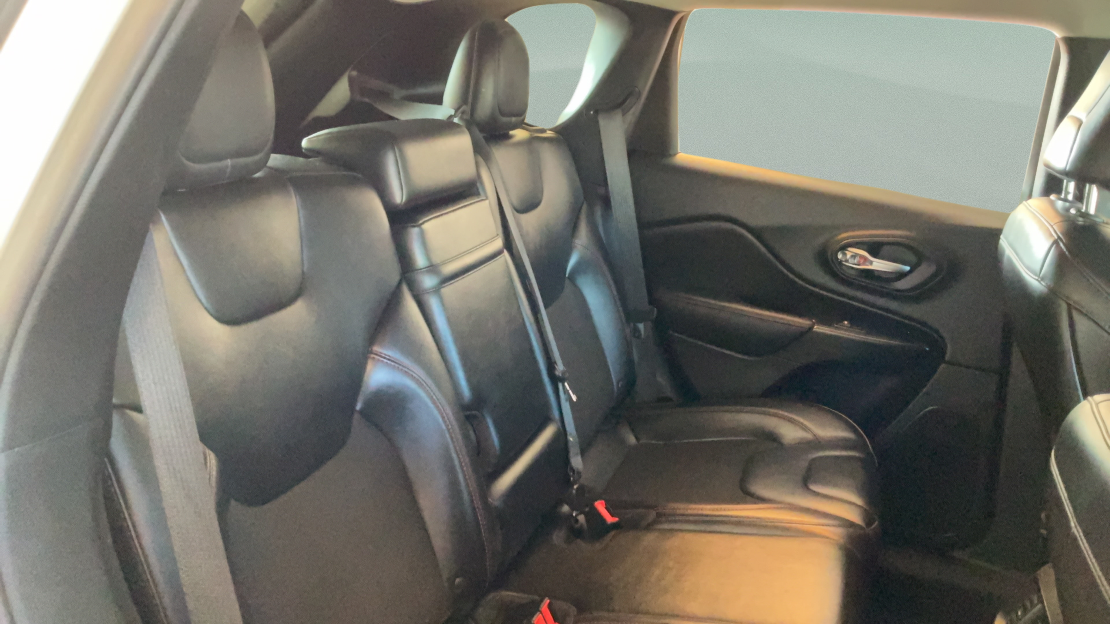 Used 2019 Jeep Cherokee Trailhawk AWD/4WD image 35