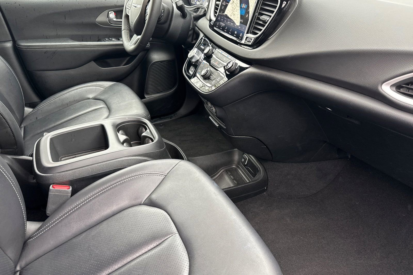 Used 2025 Chrysler Pacifica Select image 18