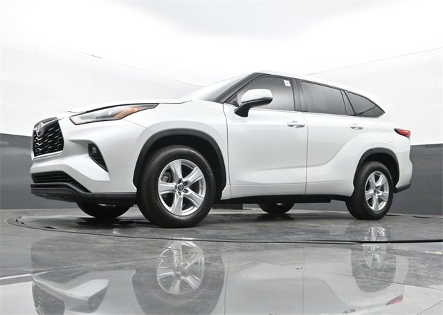 Used 2022 Toyota Highlander LE image 29