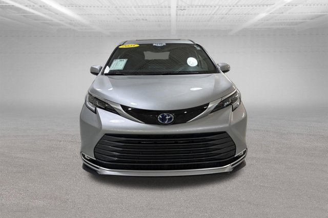 Used 2025 Toyota Sienna Limited AWD/4WD image 2