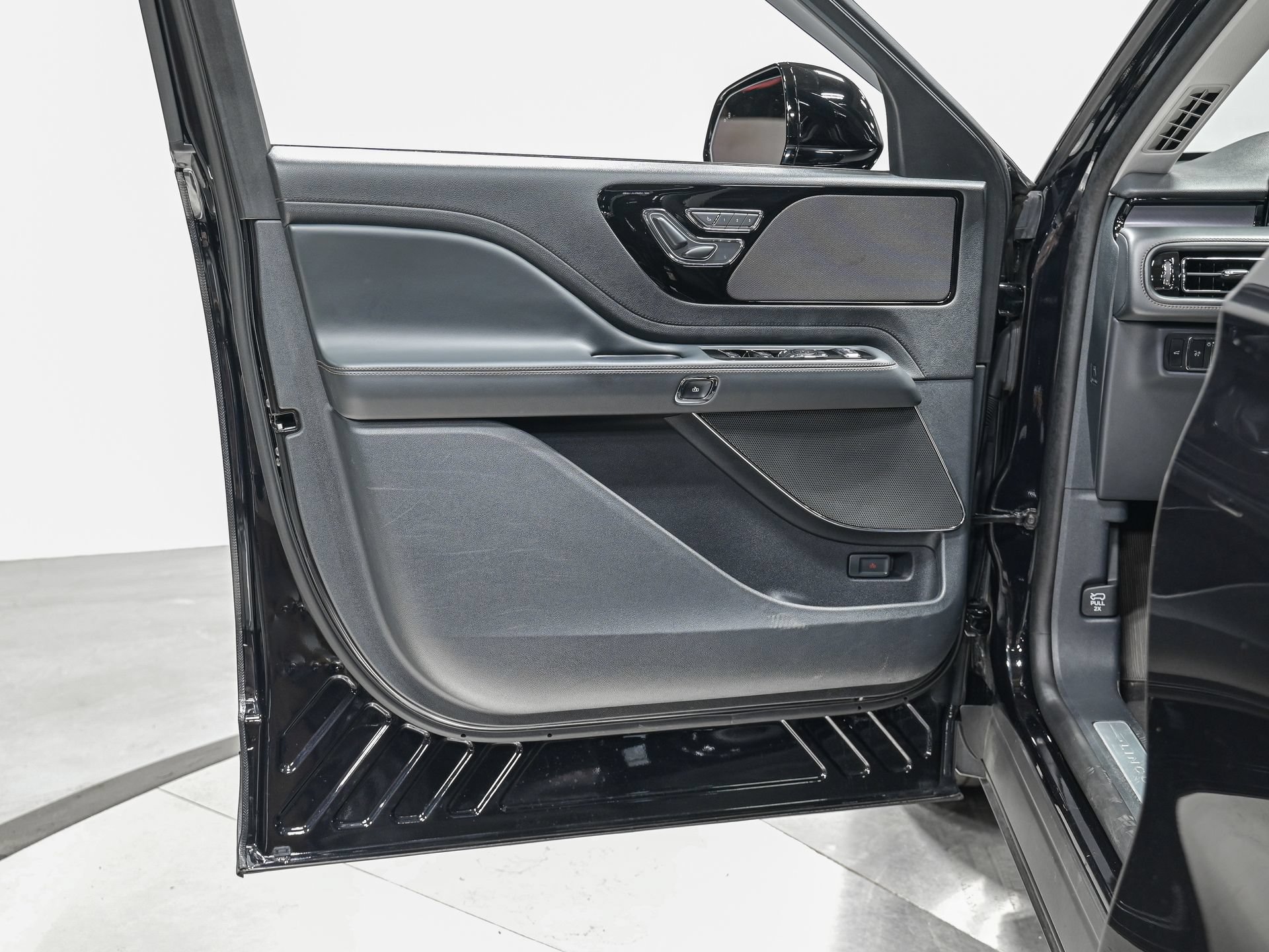Used 2025 Lincoln Aviator AWD image 12