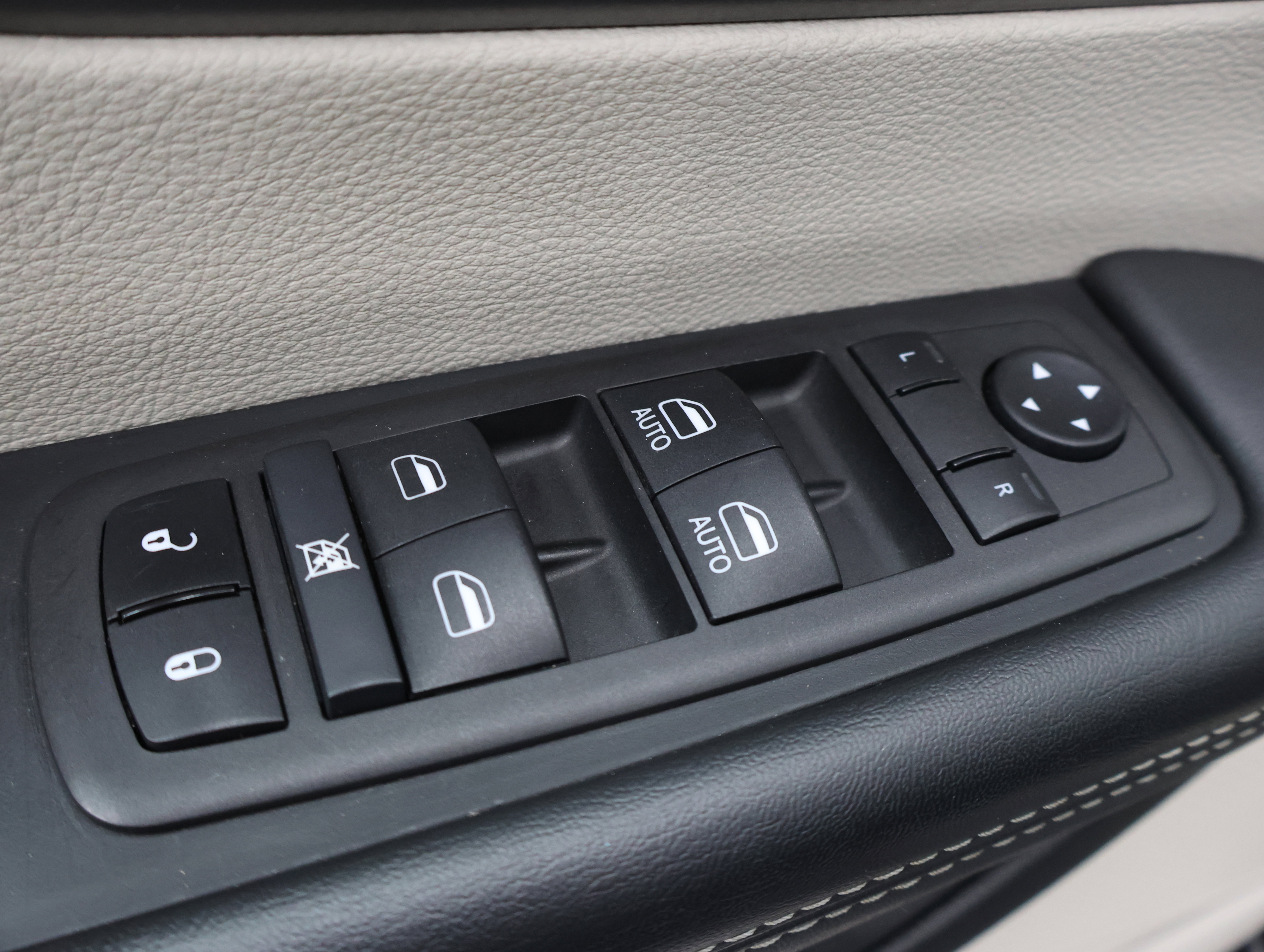 Used 2024 Chrysler Pacifica Touring-L FWD image 41