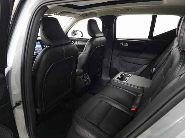 Certified 2025 Volvo XC40 B5 Core image 32