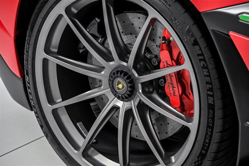 Used 2019 Lamborghini Aventador SVJ AWD/4WD image 28