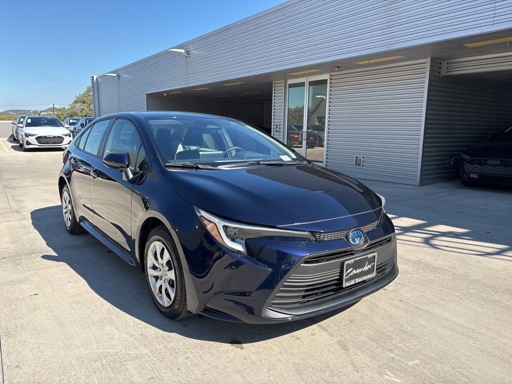 Used 2025 Toyota Corolla LE image 3