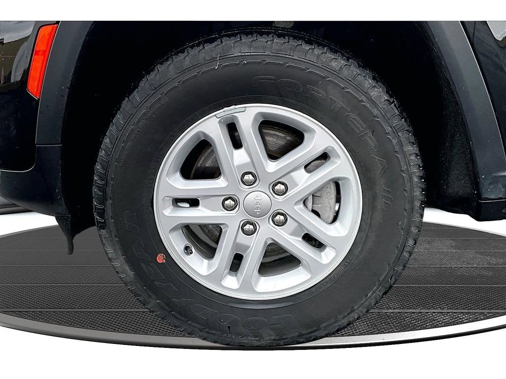 Used 2024 Jeep Grand Cherokee Laredo image 10