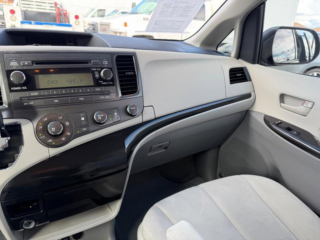 Used 2014 Toyota Sienna L image 26