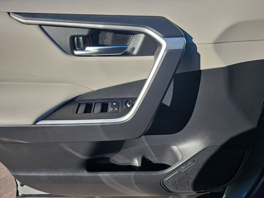 Used 2021 Toyota RAV4 XLE image 27