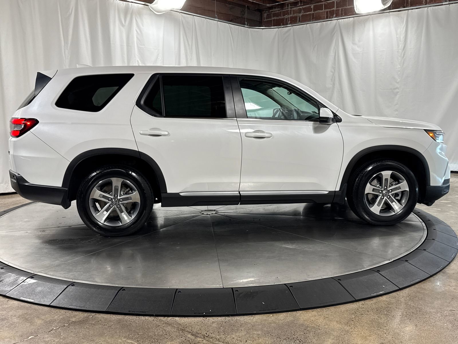 Used 2025 Honda Pilot EX-L image 6
