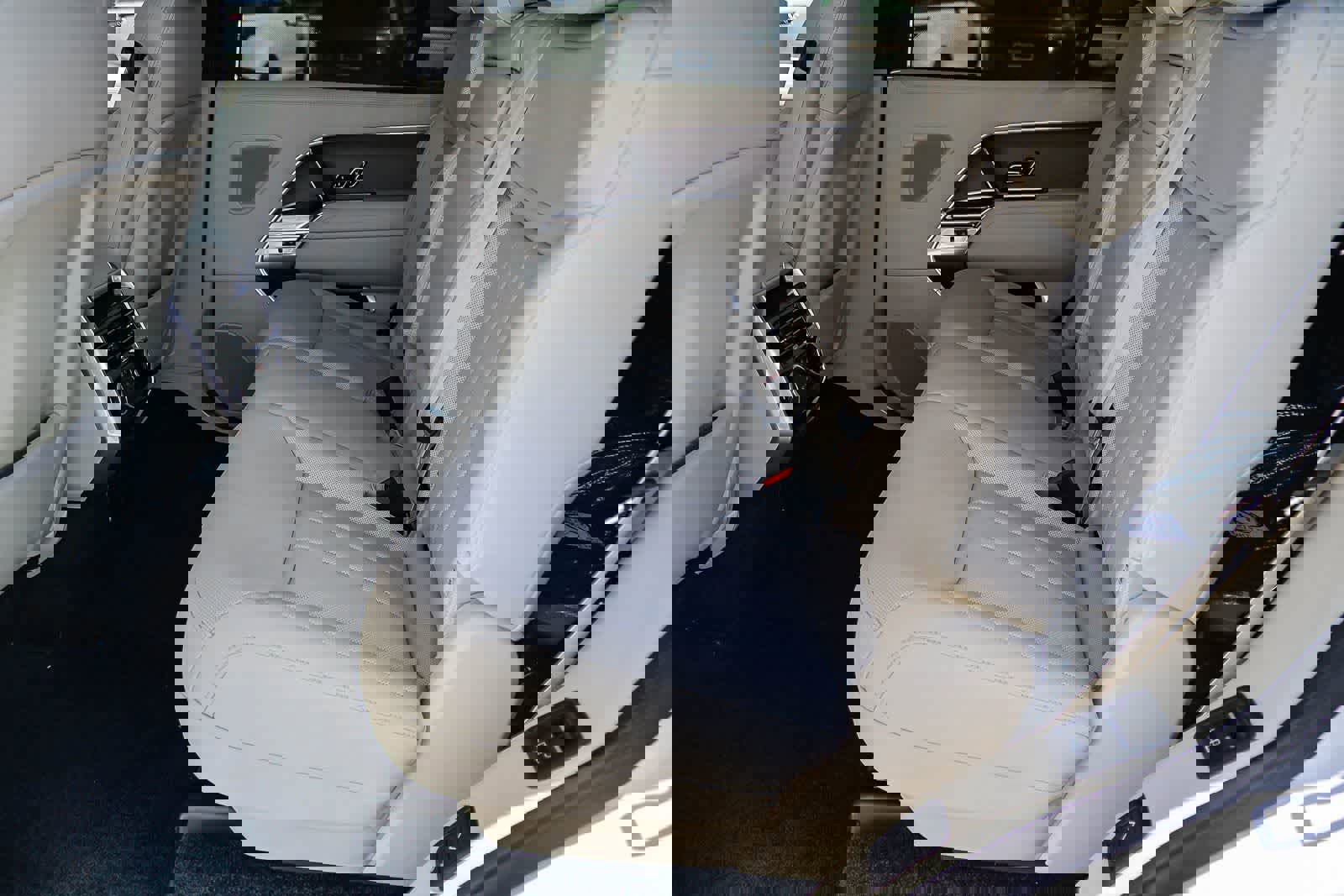 New 2026 Land Rover Range Rover Long Wheelbase SE image 18