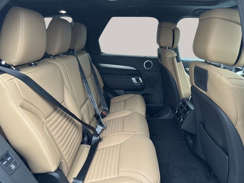 New 2024 Land Rover Discovery Dynamic SE image 15