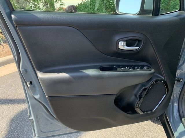 Used 2018 Jeep Renegade Altitude w/ Safety & Security Group AWD/4WD image 17
