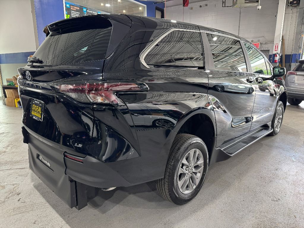 Used 2025 Toyota Sienna LE image 4