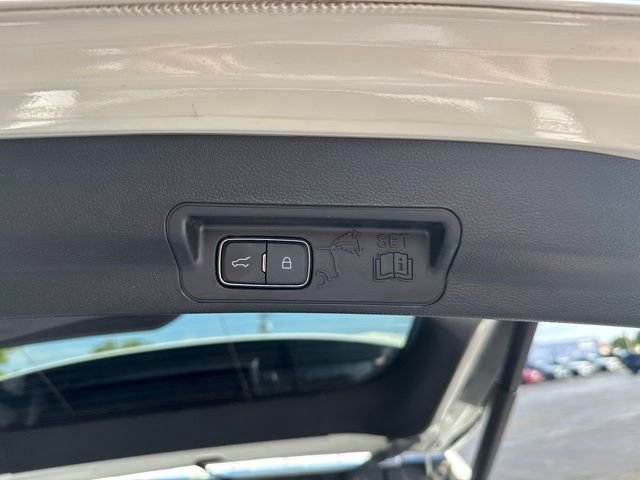 Used 2023 Ford Explorer Limited w/ Equipment Group 301A AWD/4WD image 14