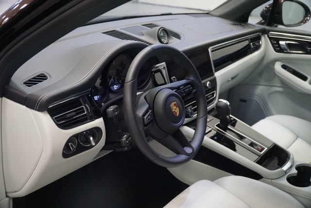 Certified 2026 Porsche Macan Turbo AWD/4WD image 4