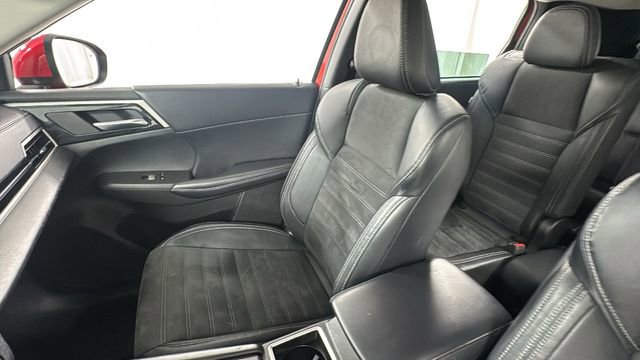 Used 2023 Mitsubishi Outlander SE image 13