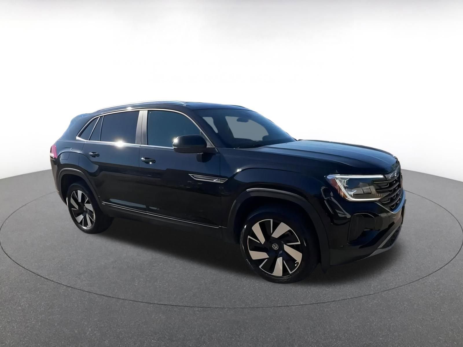 Used 2025 Volkswagen Atlas Cross Sport SE image 2