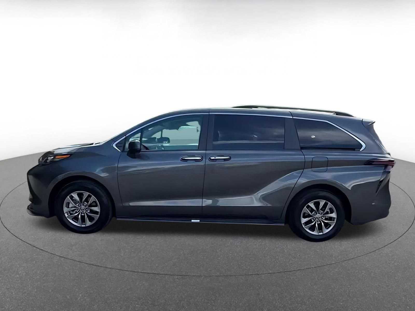 Used 2025 Toyota Sienna XLE FWD image 8