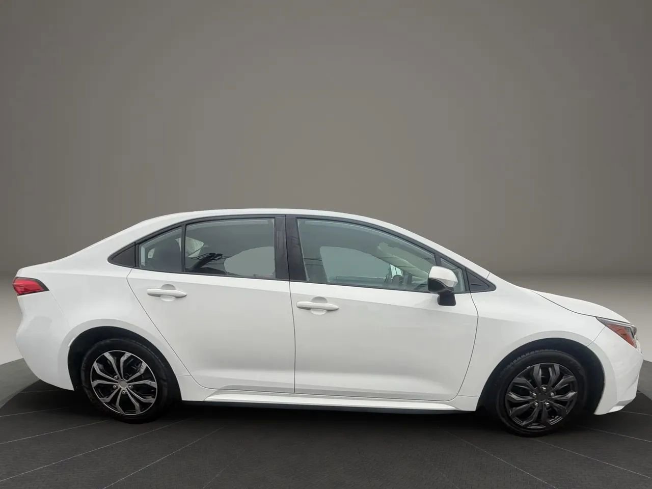 Used 2022 Toyota Corolla LE image 4