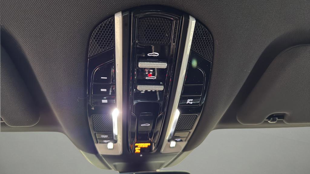 Used 2018 Porsche Panamera 4 image 17