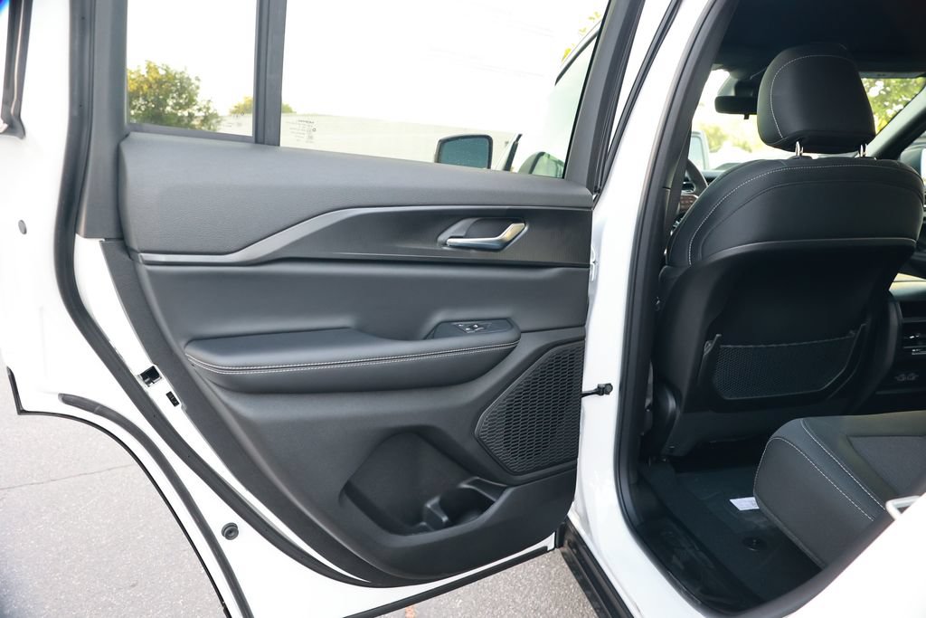 New 2026 Jeep Grand Cherokee Laredo RWD image 31