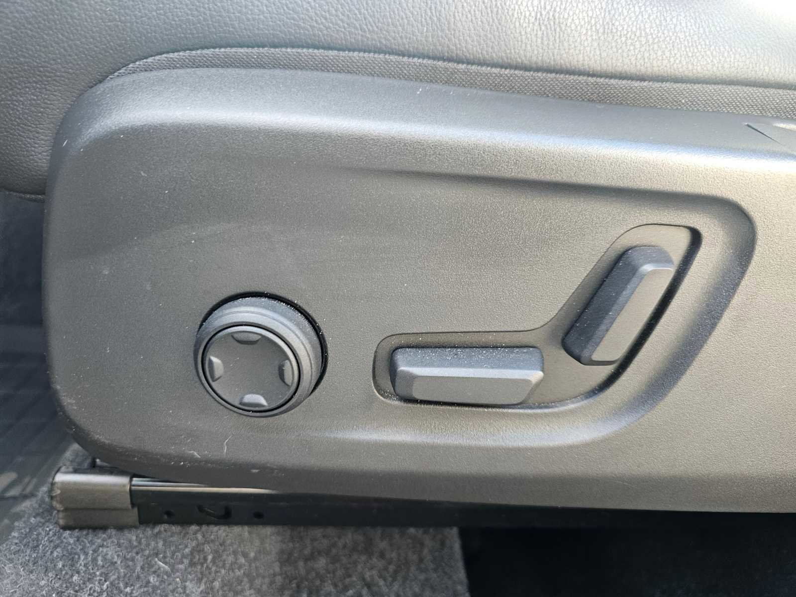 Certified 2025 Volvo XC40 B5 Plus w/ Climate Package image 25