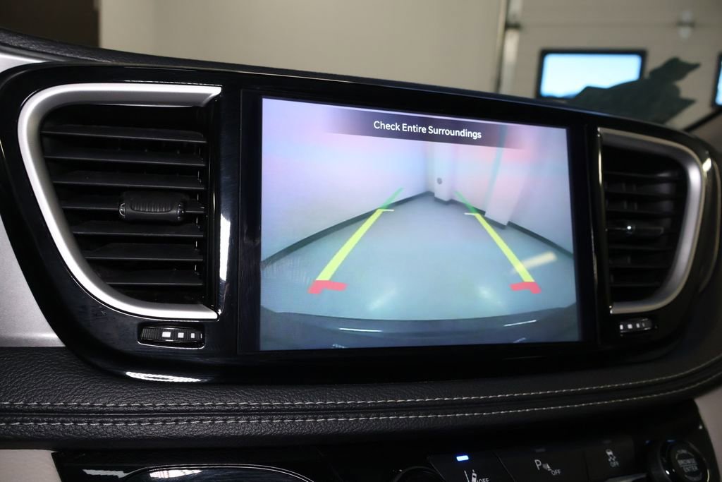 Used 2023 Chrysler Pacifica Touring-L image 33