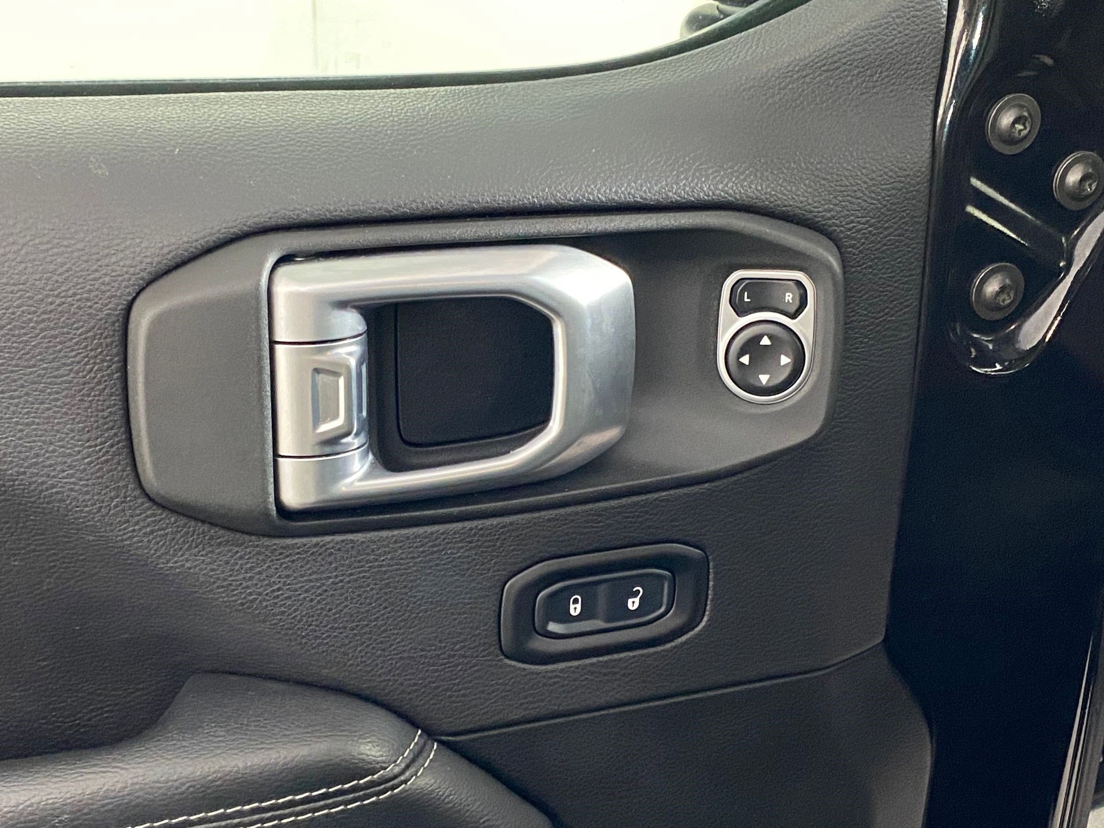 Used 2020 Jeep Wrangler Unlimited Sahara image 24