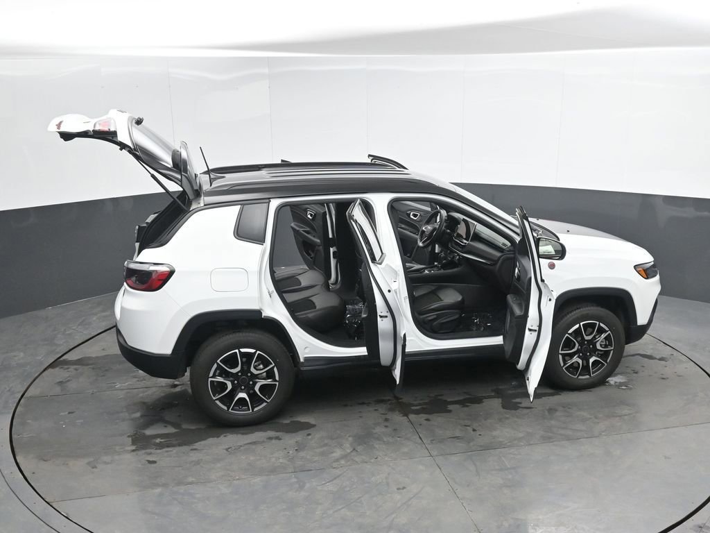 Used 2025 Jeep Compass Trailhawk image 54